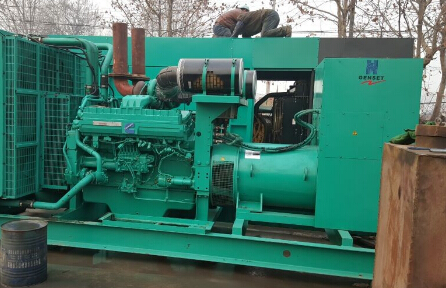 平川发电机组如何判断水冷式机油散热器内部是否需要清洗？